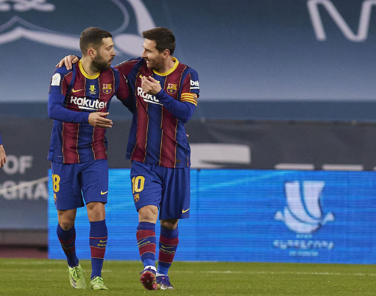 吉祥坊·梅西和乔迪·阿尔巴在巴塞罗那和毕尔巴鄂竞技俱乐部之间的西班牙超级杯决赛中庆祝。